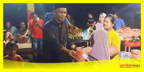 Ketua RT 15 Komplek Didis Permai membagikan hadiah kepada juara lomba HUT RI ke-78 di Komplek Didis Permai, Sabtu (26/8/2023) malam.