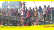 Masyarakat Kecamatan Semparuk antusias menyaksikan Festival Sampan Hias pada kegiatan Napak Tilas Terusan Semparuk,