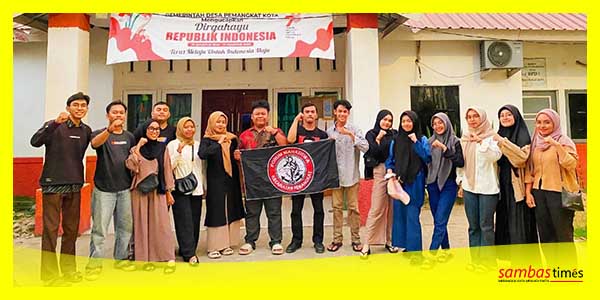 Nurul Alfikri bersama pengurus FMKP periode 2023 - 2024 mengabadikan momen usai Mubes XXV, Senin (21/8/2023) di Kantor Desa Pemangkat Kota.
