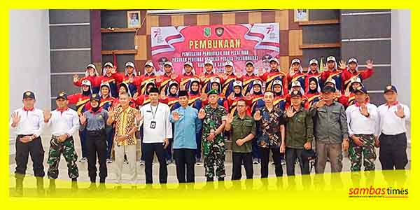 Paskibraka Kabupaten Sambas foto bersama usai mengikuti Pusdiklat Tahun 2023 di Aula BKPSDMAD Kabupaten Sambas.