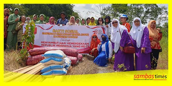 Pengurus GOW Kabupaten Sambas menyerahkan bantuan kepada korban kebakaran di Kartiasa.