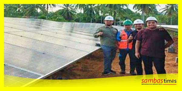 Petugas PLN UID Kalbar, UP3 Singkawang mengabadikan moment di PLTS Desa Temajuk, Kecamatan Paloh, Kabupaten Sambas.