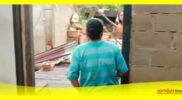 Salah satu warga melihat kondisi atap rumahnya yang ambruk akibat angin Puting Beliung