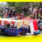 Sampan Hias Napak Tilas Terusan Semparuk ditinggal peserta karena tidak bisa melintas Jembatan Beton Dusun Semparuk Lorong yang rendah, Kamis (24/8/2023).