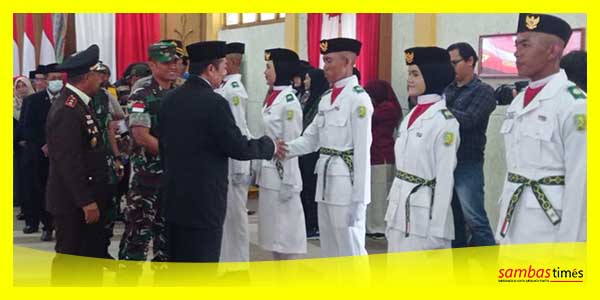 Sekda Kabupaten Sambas Ir H Ferry Madagaskar MSi pada mengukuhkan Paskibraka Kabupaten Sambas, Selasa (15/8/2023) di Aula Utama Kantor Bupati Sambas.
