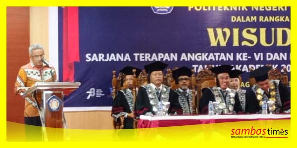 Staf Ahli Bupati Sambas Yayan Kurniawan menyampaikan sambutan Bupati Satono pada wisudawan 403 mahasiswa Poltesa, Sabtu (26/8/2023).