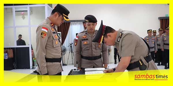 Wakapolres Sambas Kompol Muhammad Aminuddin memimpin Sertijab Kasat Intel Polres Sambas dan Kapolsek Tebas, Kamis (24/8/2023) di Aula Dhira Wijaya Mapolres Sambas.