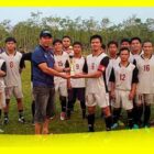 Wasdi menyerahkan piala kepada RW 2 yang menjadi juara Kades Cup Desa Semata, Sabtu (19/8/2023) di Lapangan Sepakbola Semata.