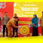 Asisten III Sambas Eko Susanto mewakili Bupati Sambas memukul gong peluncuran Sekolah Hijau Ramah Anak, Senin (18/9/2023) di Aula Utama Kantor Bupati Sambas.