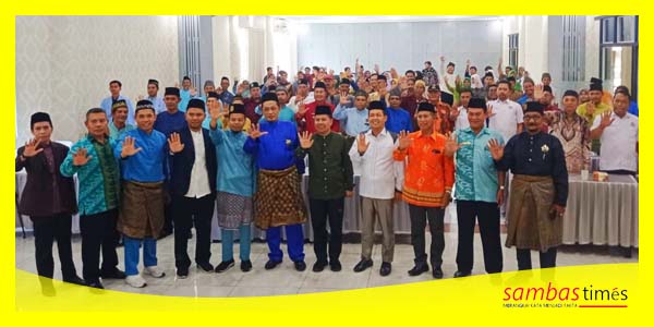 Bupati Sambas Satono bersama H Subhan, Ketua DPRD, Ketua MABM dan Ormas Kabupaten Sambas mengabadikan foto bersama, Sabtu (30/9/2023).