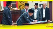 Bupati Sambas Satono menandatangani Nota Kesepakatan disaksikan Sekda Sambas dan unsur pimpinan DPRD Sambas