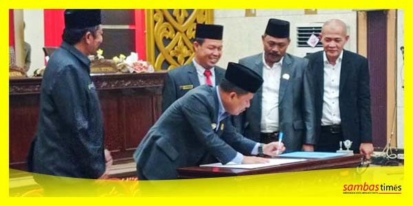 Bupati Sambas Satono menandatangani Nota Kesepakatan disaksikan Sekda Sambas dan unsur pimpinan DPRD Sambas. Jumat (29/9/2023).