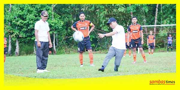 Bupati Sambas Satono menendang kick off Pembukaan Turnamen Sepakbola Bupati Cup se Kabupaten Sambas, Minggu (17/9/2023).