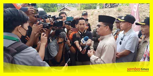 Bupati Sambas Satono saat menyampaikan imbauan jaga kebersihan lingkungan untuk mencegah DBD, Minggu (10/9/2023) di Semparuk.