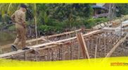 Camat Semparuk Alpian meninjau pembangunan Jembatan Berkemajuan Desa Sepinggan, Kecamatan Semparuk