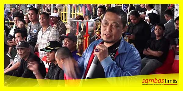 H Subhan Nur Anggota DPRD Kalbar memberikan motivasi kepada finalis Tim Dayung Lomba Sampan Bidar PODSI Kabupaten Sambas, Minggu (17/9/2023).