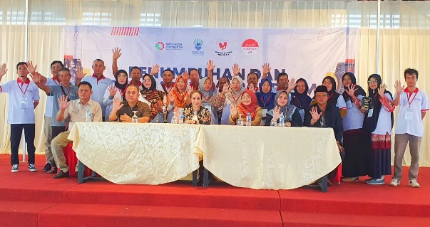 Anggota Fraksi Gerindra DPRD Sambas bersama Anggota Komisi VII DPR RI dan Anggota DPRD Kalbar mengabadikan momen foto bersama usai Bimtek WUB IKM.