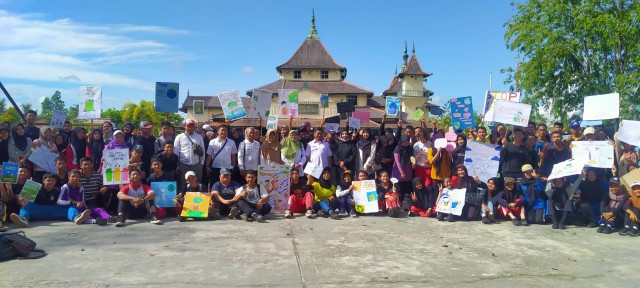 Pelajar SMAN 2 Sambas mengabadikan momen foto bersama usai aksi bersih sampah di areal Istana Kesultanan Sambas, Rabu (20/9/2023).