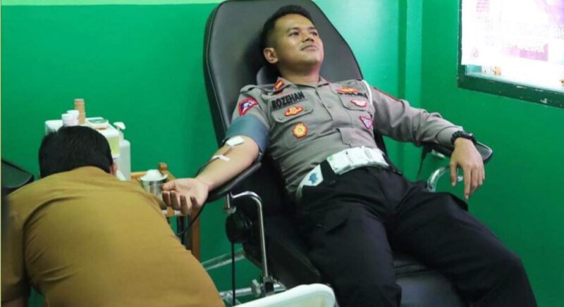Kasat Lantas Polres Sambas melakukan aksi Donor Darah pada peringatan Hari Lalu Lintas Bhayangkara ke-68 di RSUD Sambas.