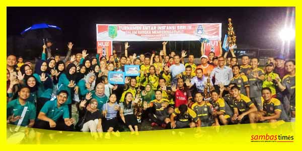Juara Turnamen Sepakbola Antar Instansi mengabadikan moment foto bersama, Kamis (14/9/2023) di Lapangan Gabsis Sambas.