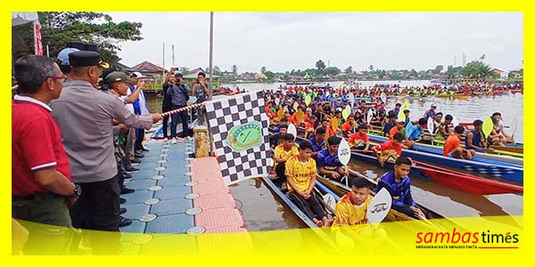 Kepala Dinas Pariwisata Kabupaten Sambas dr I Ketut Sukarja melepas Lomba Sampan Bidar yang diikuti 112 tim, Minggu (17/9/2023) di Muarw Ulakan Sungai Sambas.