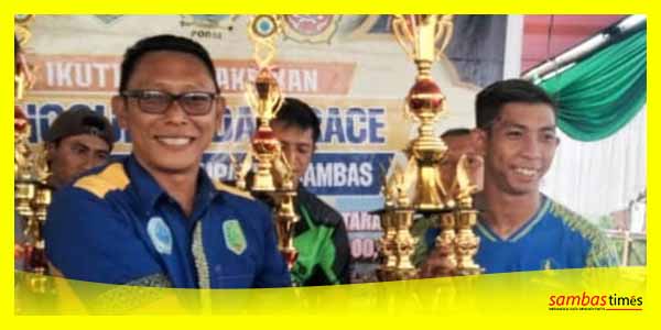 Ketua Podsi Kabupaten Sambas saat menyerahkan piala pada salah satu kejuaraan Lomba Sampan Bidar Kabupaten Sambas.