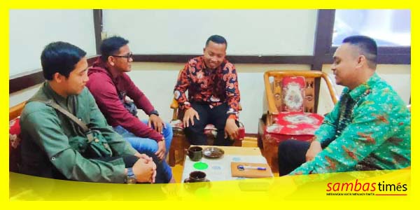 Komisioner KPU Sambas menjelaskan kepada media kendala DCS tidak muncul karena Sistem Silon Error, Senin (25/9/2023).