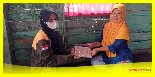LDK AK IAIS Sambas membagikan kerudung kepada warga di Desa Jirak, Kecamatan Sajad, Selasa (5/9/2023).