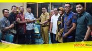 Lintas Komisi DPRD Sambas mengabadikan moment foto bersama usai Kunker ke Dinas Porapar Kota Pontianak,