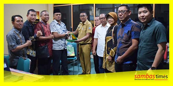 Lintas Komisi DPRD Sambas mengabadikan moment foto bersama usai Kunker ke Dinas Porapar Kota Pontianak, Senin (25/9/2023).
