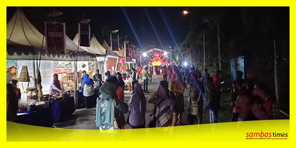 Masyarakat antusias menyaksikan Festival Budaya Perbatasan 2023 yang di gelar BPK Wilayah XII Kalbar, Jumat (22/9/2023) di Kabupaten Sambas.