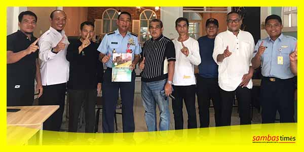 Misni Safati Ketua YSRM beserta pengurus menyerahkan proposal pembangunan Masjid 1001 Kubah kepada Kolonel Adm Hendri di Pontianak, Rabu (20/9/2023).
