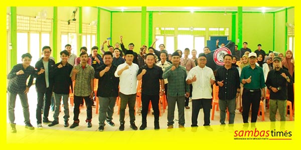 Pengurus FMKP mengabadikan moment foto bersama usai Pelantikan, Kamis (28/9/2023) di Pontianak.