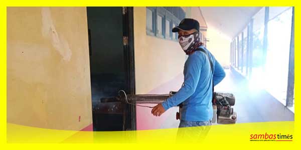 Puskesmas Semparuk Lakukan Fogging ke sekolah dan pemukiman warga untuk mencegah penyebaran DBD, Jumat (1/9/2023).
