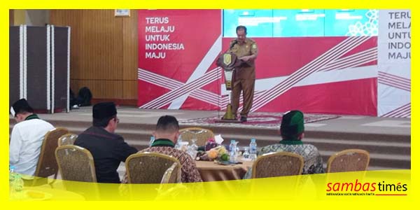 Sekda Sambas Ferry Madagaskar menyampaikan sambutan pada pelantikan HMI dan Kohati Kabupaten Sambas. Senin (4/9/2023) di Aula Utama Kantor Bupati Sambas.