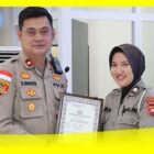 Wakapolres Sambas Kompol Muhamad Aminudin SIK MH menyerahkan penghargaan kepada personel Satlantas yang berprestasi, Senin (25/9/2023).