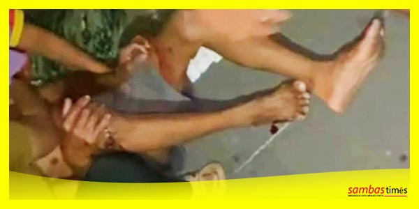 Warga memberikan pertolongan kepada Kakek Suhadi yang tertabrak pengendara motor saat bersepeda, Senin (25/9/2023) malam di Jalan Raya Selumar