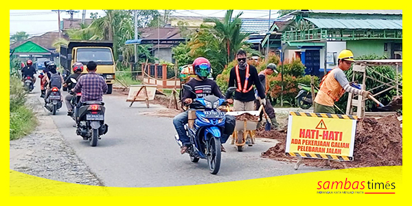 Aktivitas pelebaran Jalan Sambas - Sejangkung yang telah mulai dikerjakan menggunakan APBD Kabupaten Sambas, Kamis (5/10/2023).