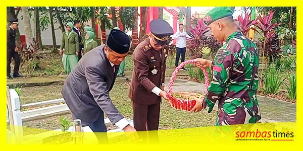 Anggota DPRD Sambas Anwari melakukan tabur bunga pada rangkaian HUT TNI ke-78 yang digelar Batalyon Infantri 645 Gardatama Yudha, Rabu (4/10/2023).