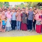 Bupati Sambas Satono bersama masyarakat Desa Gapura, Kecamatan Sambas mengabadikan momen foto bersama usai meninjau lokasi pembangunan jalan Gapura.
