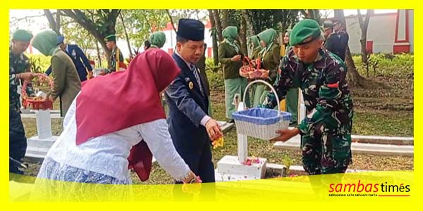 Bupati Sambas Satono melakukan Tabur Bunga ke Makam Pahlawan dalam rangkaian HUT TNI ke-78, Rabu (3/10/2023).