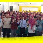Bupati Sambas Satono mengabadikan momen bersama PKH Kabupaten Sambas dan OPD terkait, Kamis (12/10/2023).