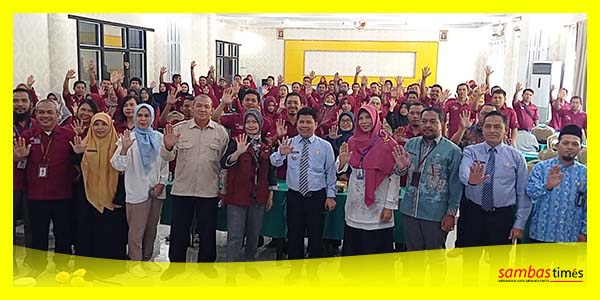 Bupati Sambas Satono mengabadikan momen bersama PKH Kabupaten Sambas dan OPD terkait, Kamis (12/10/2023).