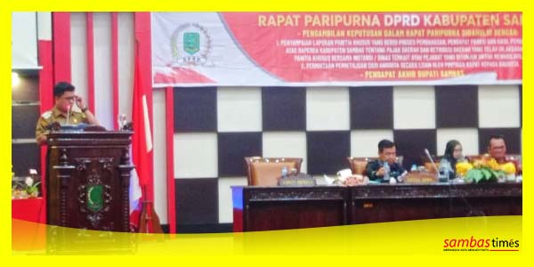 Bupati Sambas Satono mengapresiasi kinerja DPRD dan OPD dalam pembahasan Raperda PDRD, Selasa (3/10/2023) di Ruang Sidang Utama Kantor DPRD Sambas.