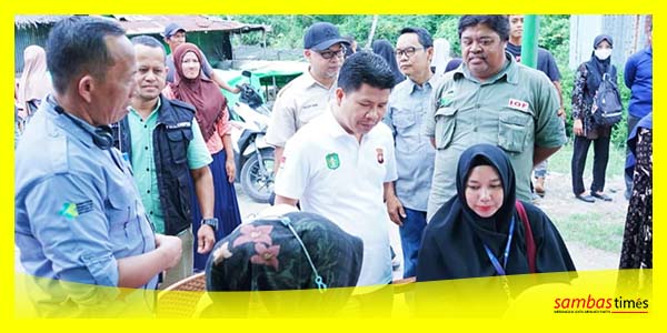 Bupati Sambas Satono meninjau pelayanan kesehatan gratis di Desa Penjajab, Kecamatan Pemangkat, Kamis (12/10/2023).