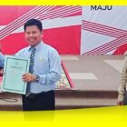 Bupati Sambas Satono menyerahkan SK Pensiun kepada Daryanto Kepala BKPSDMAD yang telah memasuki masa pensiun, Kamis (12/10/2023).