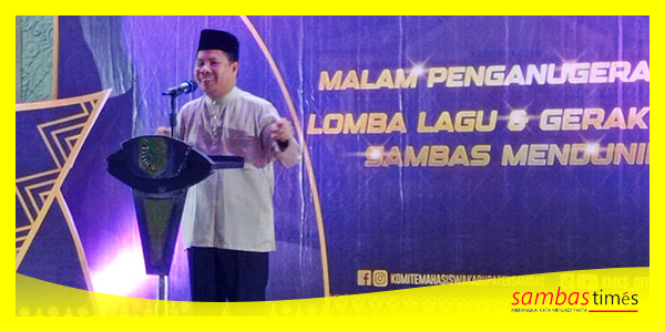 Bupati Sambas Satono saat menyampaikan sambutan pada malam penganugerahan Lomba Lagu dan Tari Sambas Mendunie, Minggu (29/10/2023).