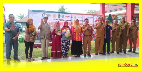 Bupati Sambas bersama Ketua TP-PKK, Pimpinan OPD pada Festival Pangan Murah dan Festival Pangan Lokal B2SA, Senin (16/10/2023) di Halaman Aula Kantor Bupati Sambas.