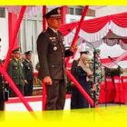 Dandim 1208 Sambas Letkol Czi Priyo Hindrarto memimpin upacara HUT TNI ke-78, Kamis (5/10/2023) di Halaman Kantor Bupati Sambas.