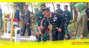 Danyonif 645 Gty menaburkan bunga ke malam pahlawan dalam rangkaian HUT TNI ke-78